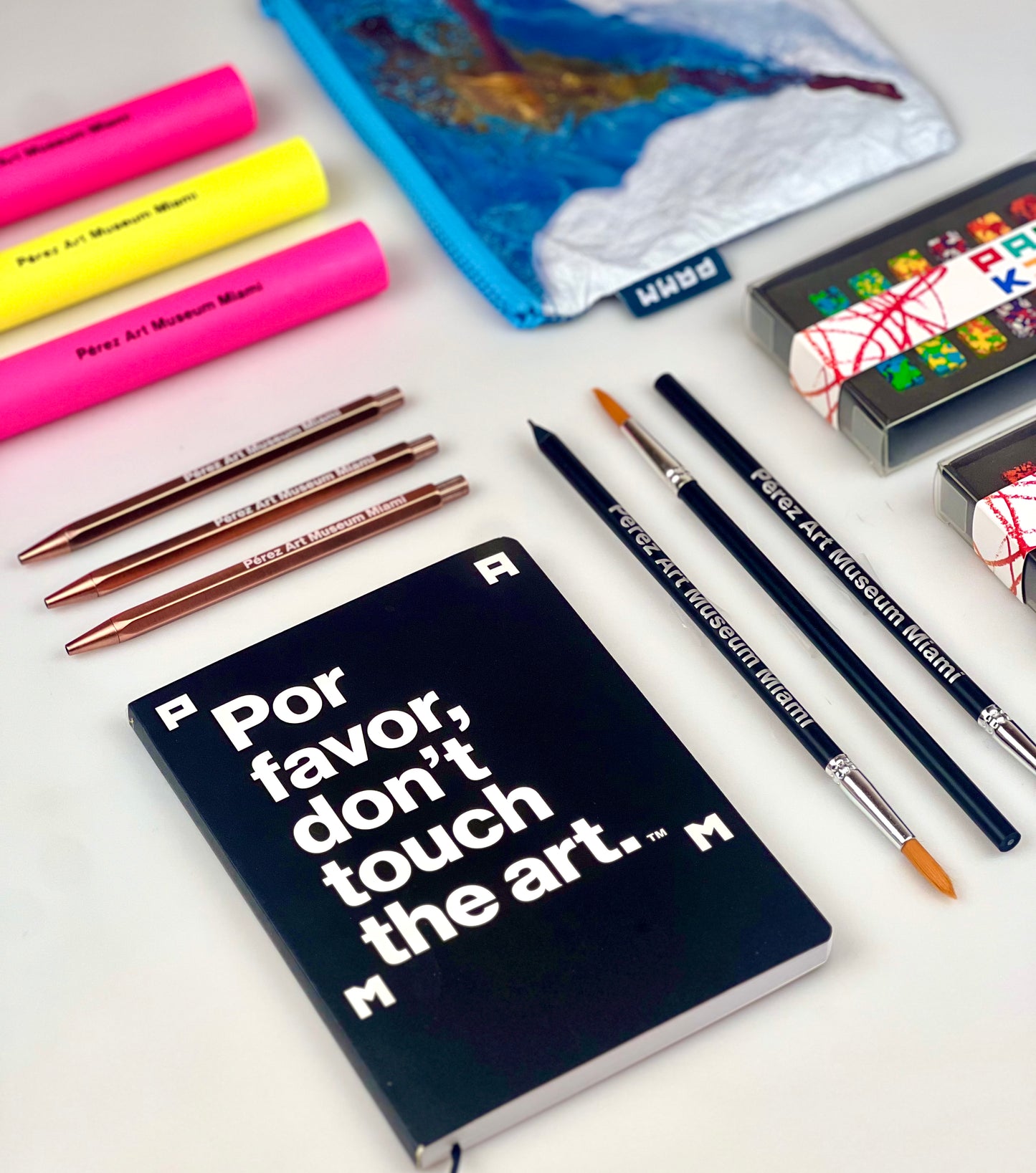 Por favor, don't touch the art™ Notebook