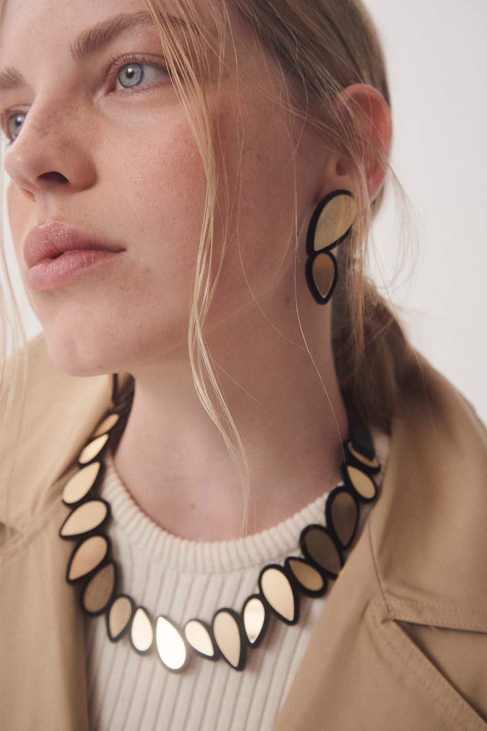Gold Round Raindrop Necklace